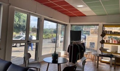  FOR RENT - Commercial space - le-hochet  